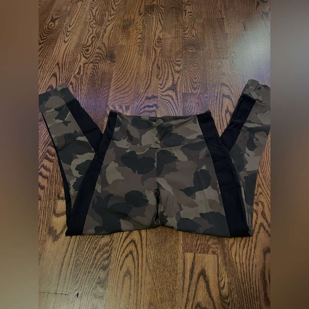 camouflage Athleta women’s leggings - Picture 3 of 3